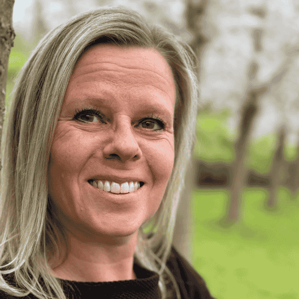 Marjolijn-Kuijlenburg-omgeven-door-bloesembomen